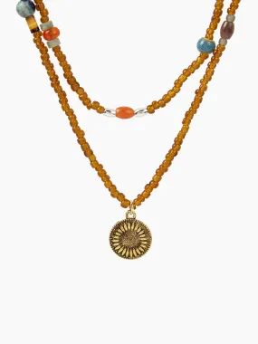 Collar con colgante de piedra y doble capa de cuentas
